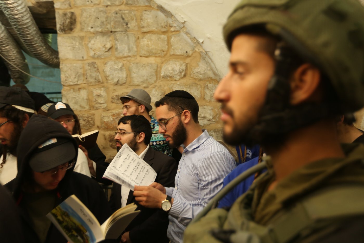 אלפים בכניסה גדולה לקבר יוסף בשכם •צפו