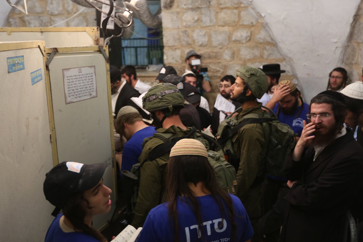 אלפים בכניסה גדולה לקבר יוסף בשכם •צפו