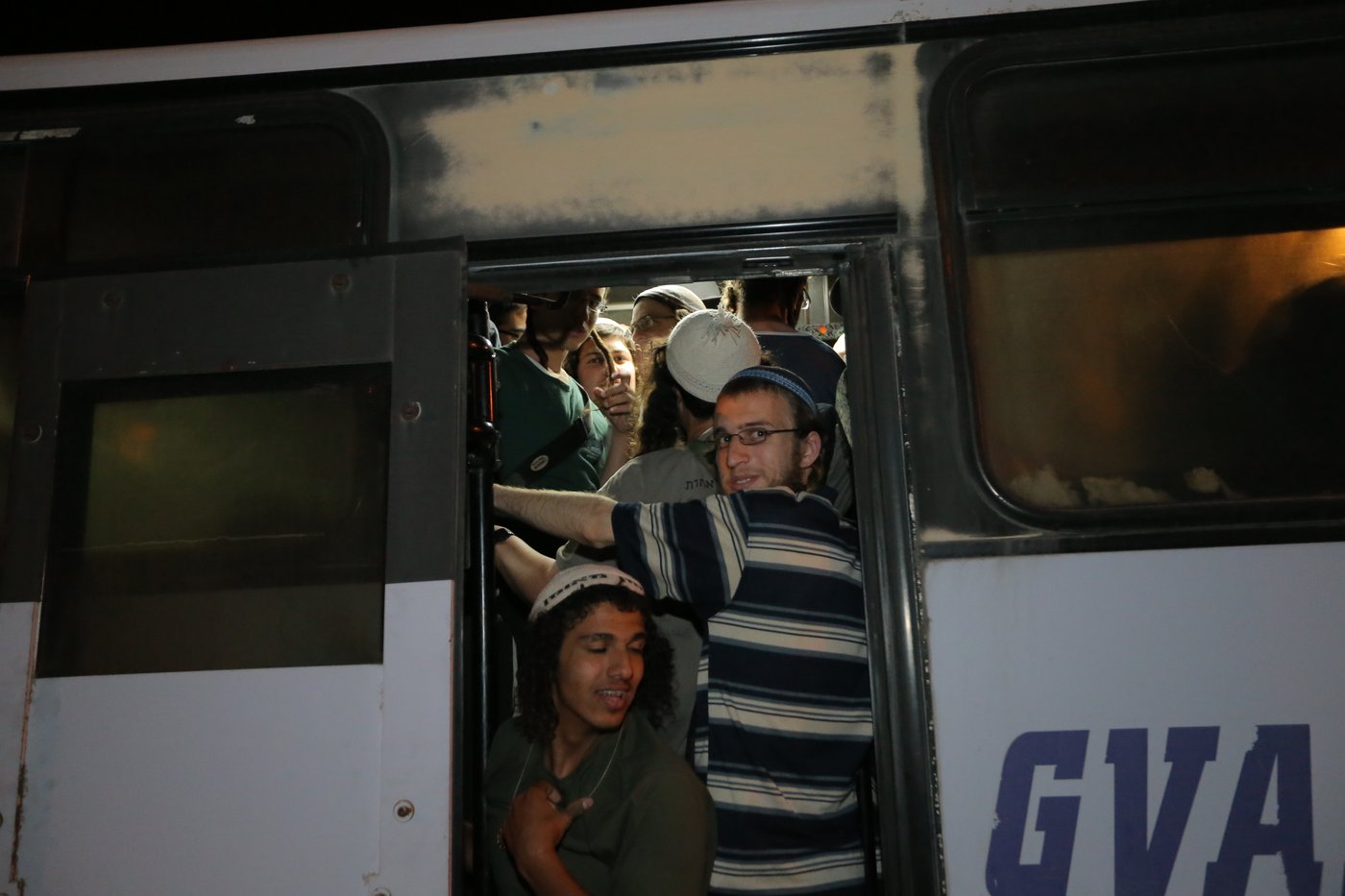 אלפים בכניסה גדולה לקבר יוסף בשכם •צפו