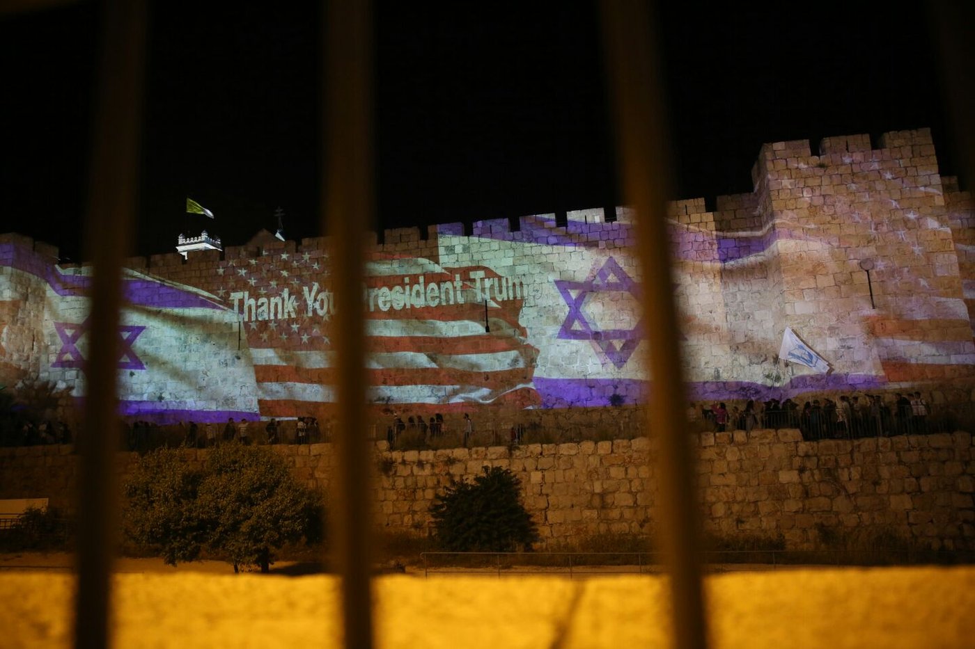 מעבר השגרירות לי-ם: חומות העיר העתיקה הוארו בדגלי ארה"ב וישראל