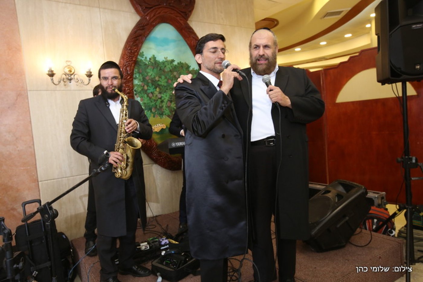 החזן דובל'ה הלר ברמץ את בנו • צפו בגלריה