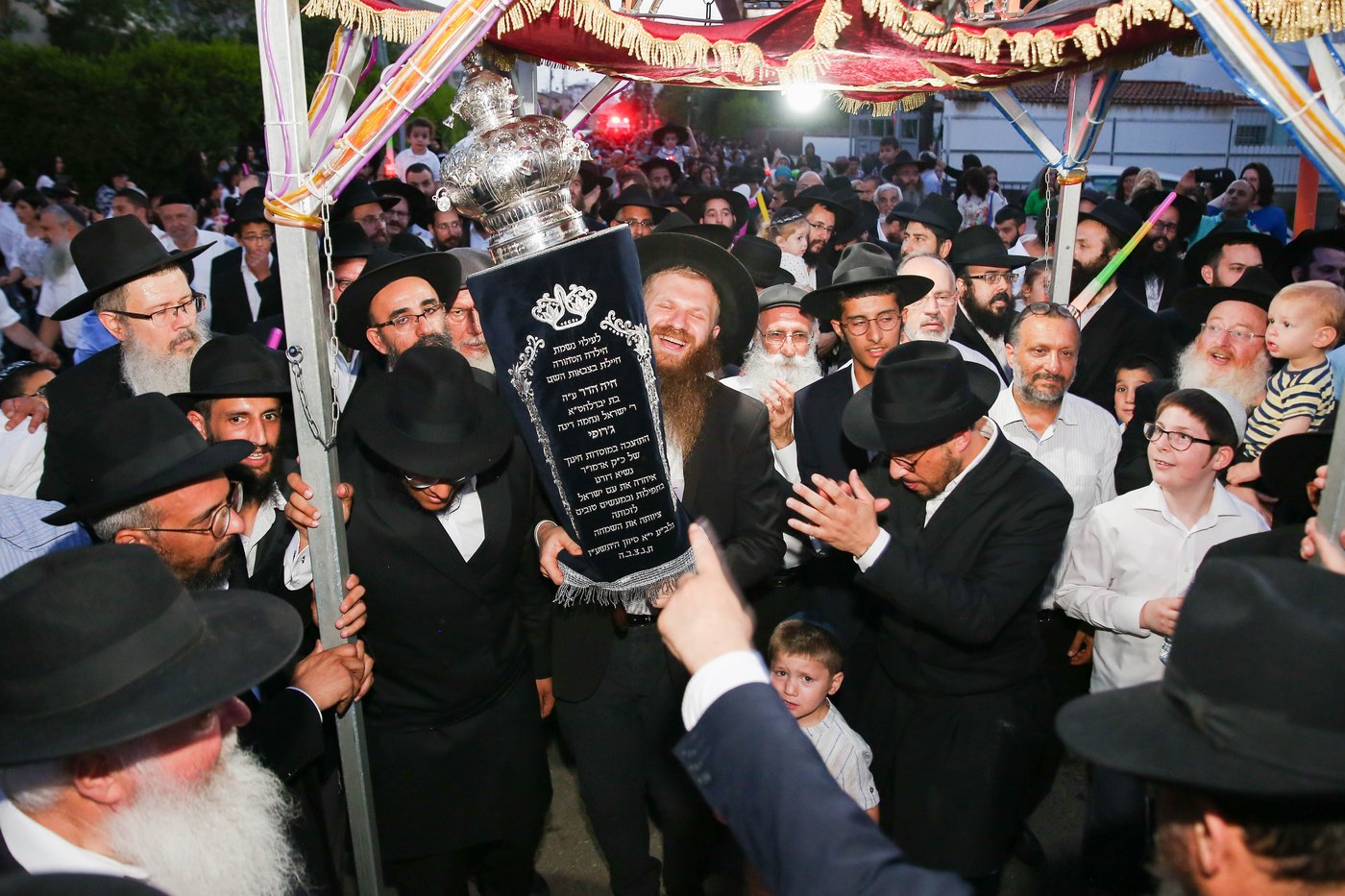 מרגש: האב כתב והכניס ספר תורה לזכר בתו