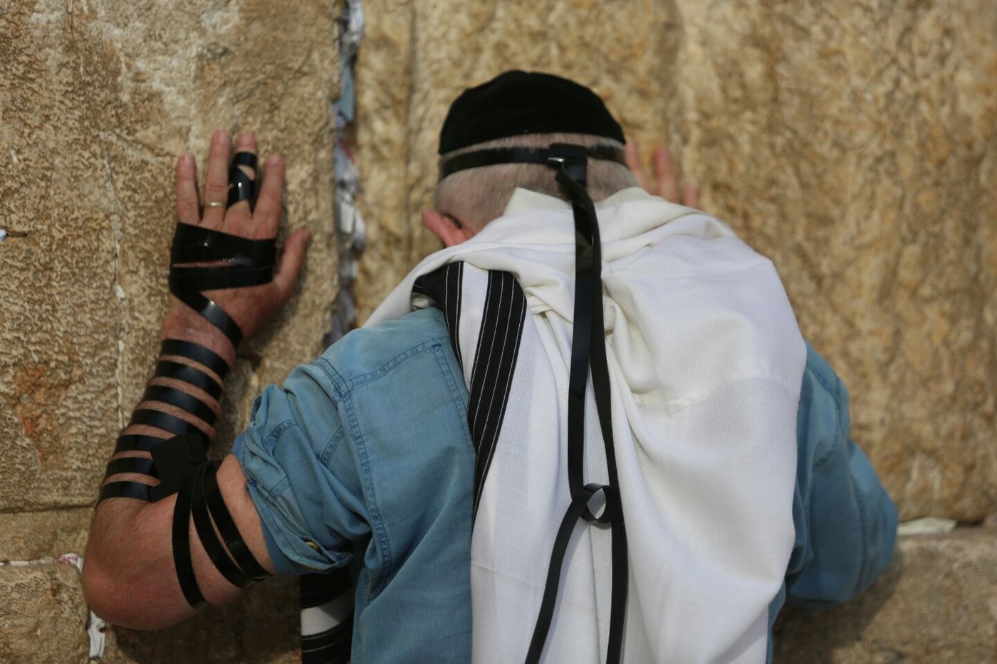 על רקע הצעקות בנתב"ג: תפילין בכותל
