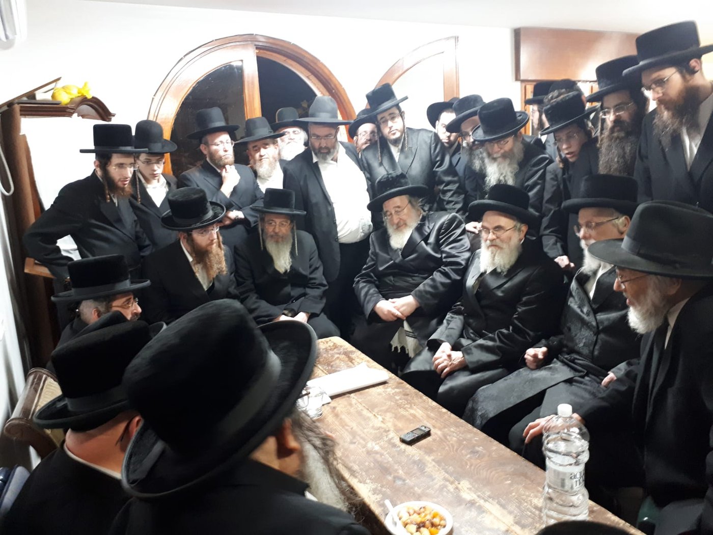 ניחום אבלים אצל הגאון רבי אשר וייס • תיעוד