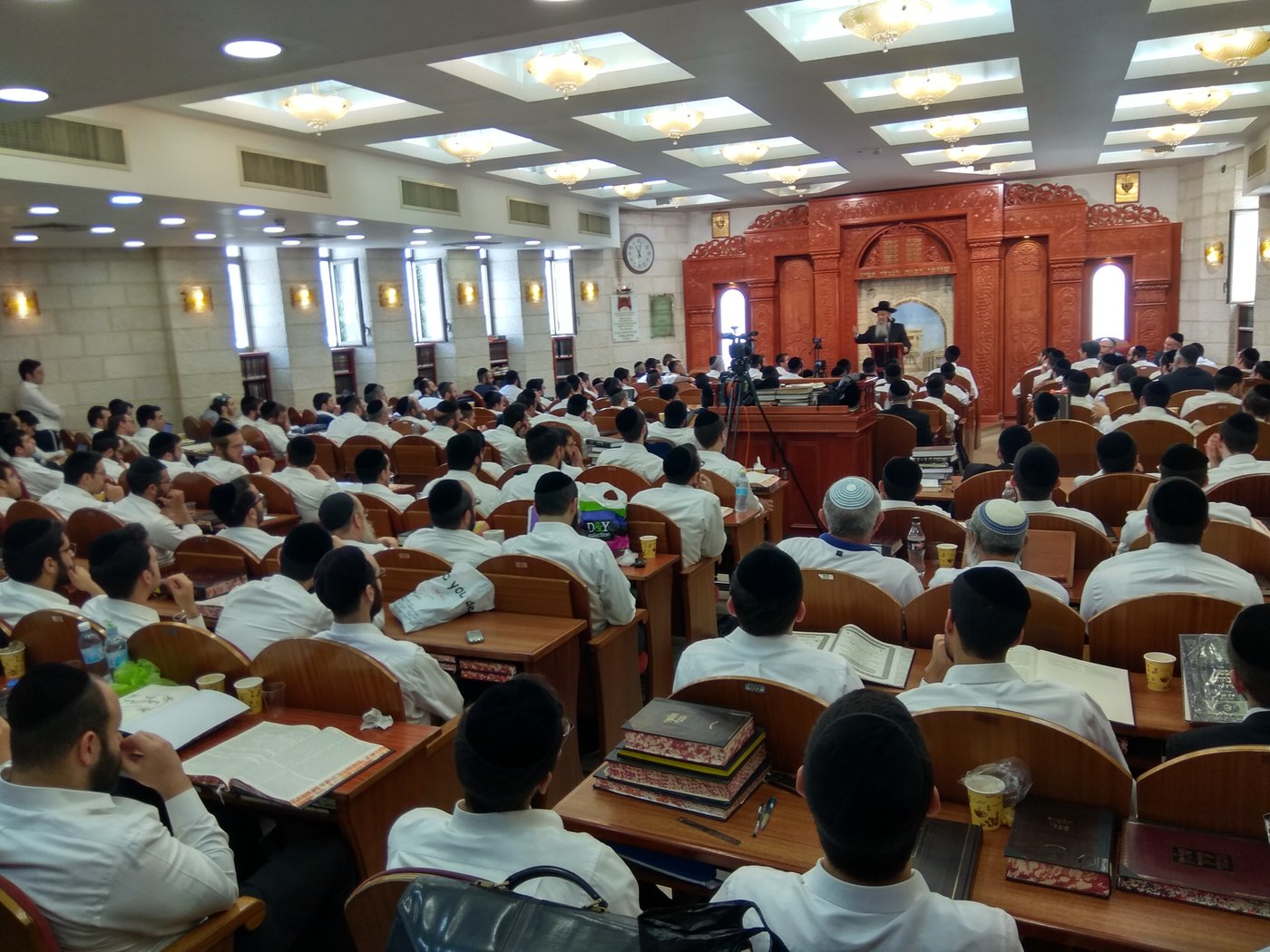 שיעורו של הרב יעקב הלל.