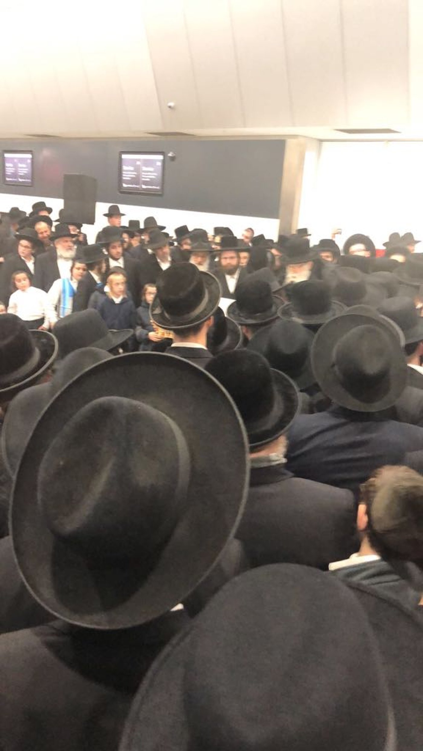 גברים, נשים וטף נפרדו מהגרא"צ בעק בנמל התעופה • צפו
