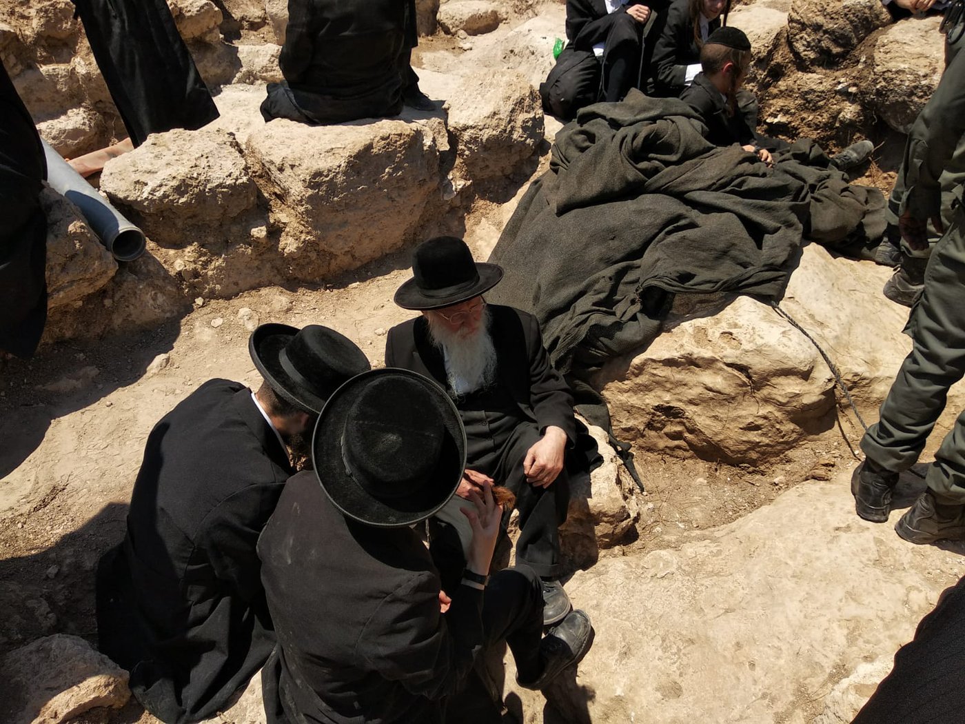 כביש 38: המפגינים החרדים השתלטו על שטח הקברים