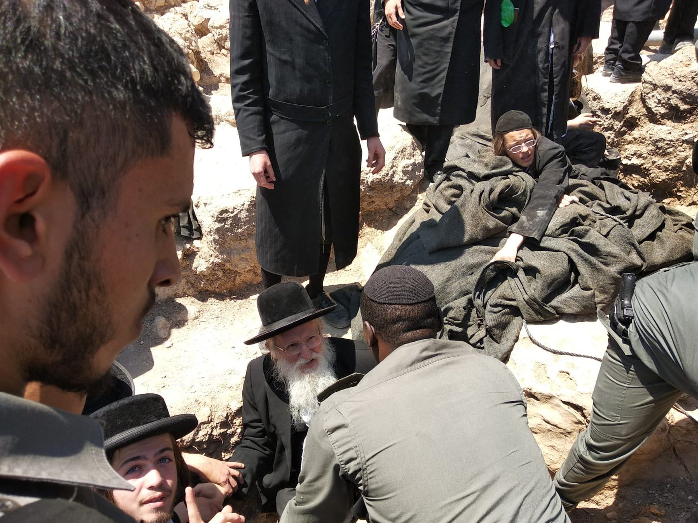 כביש 38: המפגינים החרדים השתלטו על שטח הקברים