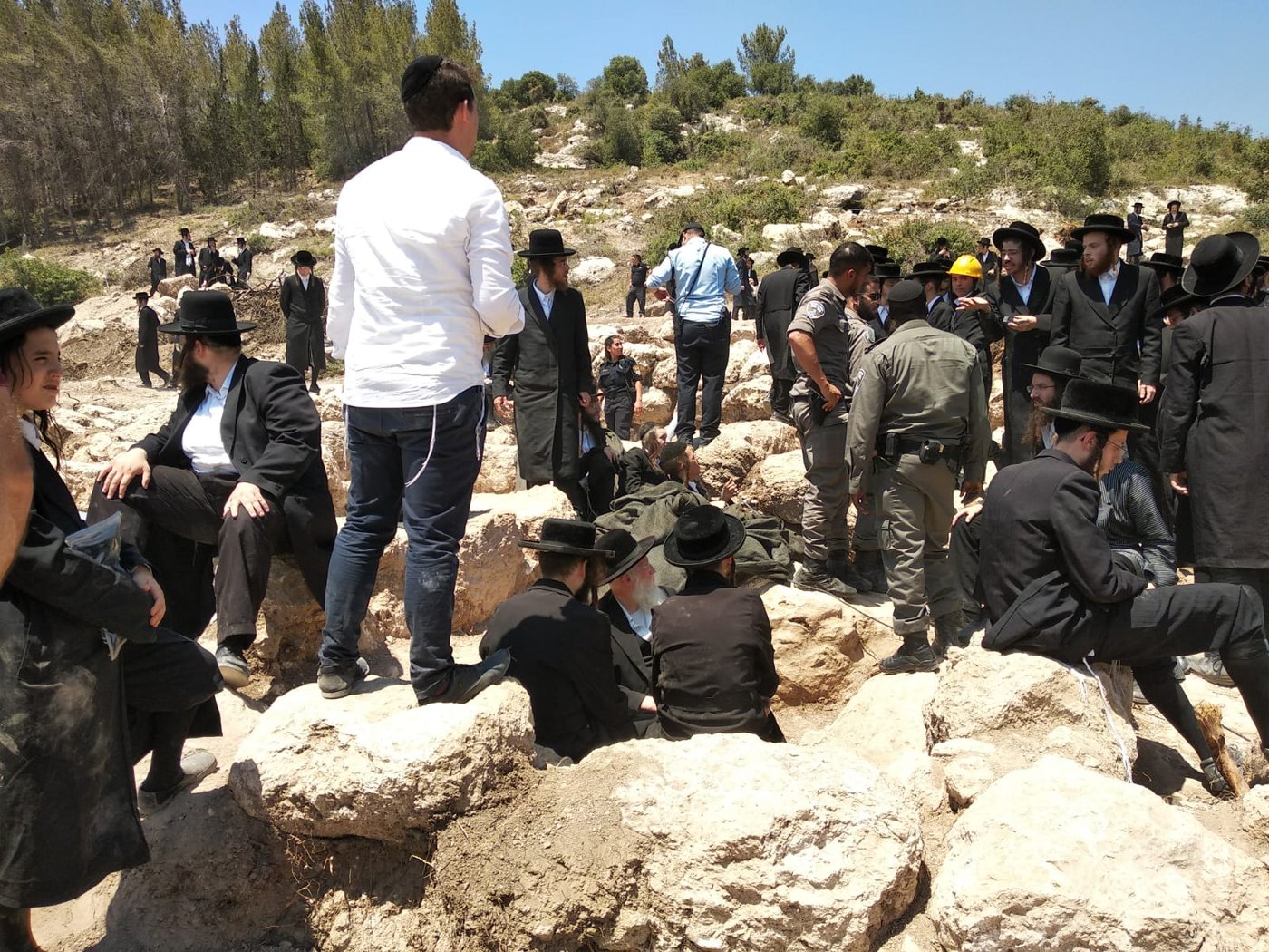 כביש 38: המפגינים החרדים השתלטו על שטח הקברים