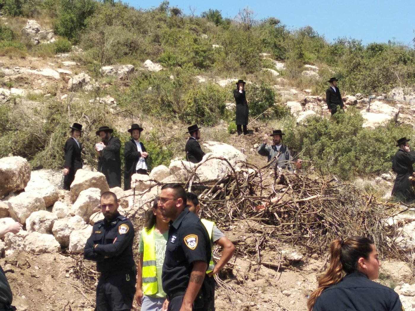 כביש 38: המפגינים החרדים השתלטו על שטח הקברים