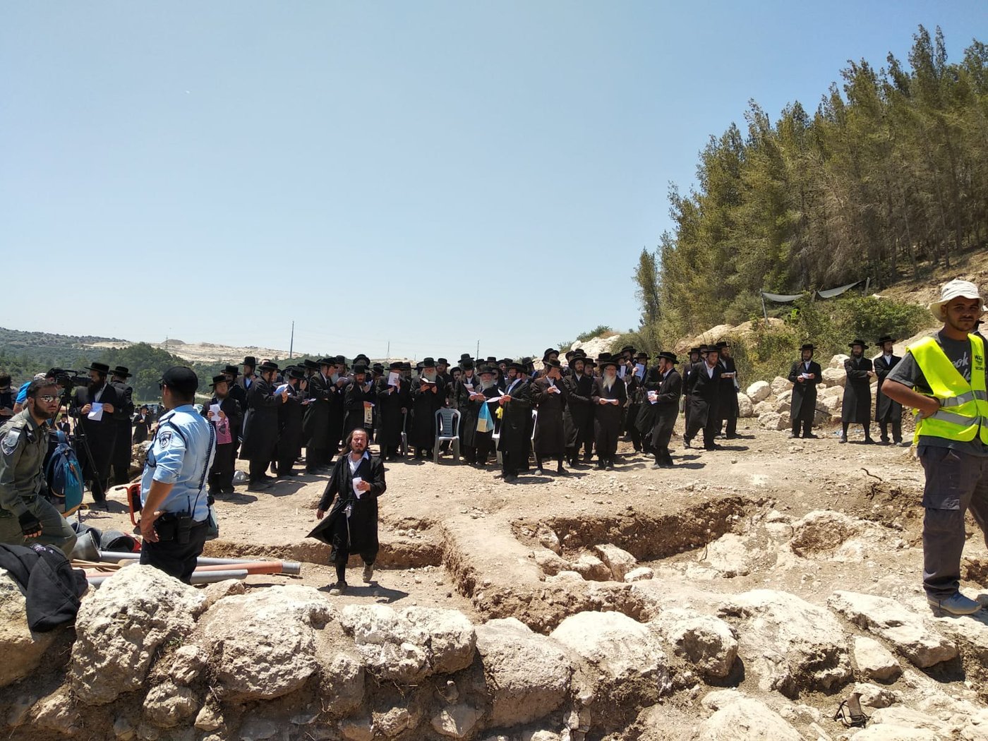 כביש 38: המפגינים החרדים השתלטו על שטח הקברים