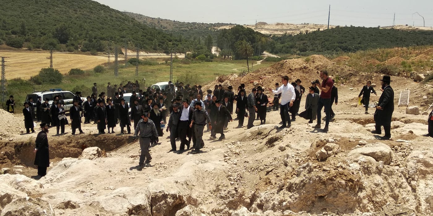 כביש 38: המפגינים החרדים השתלטו על שטח הקברים