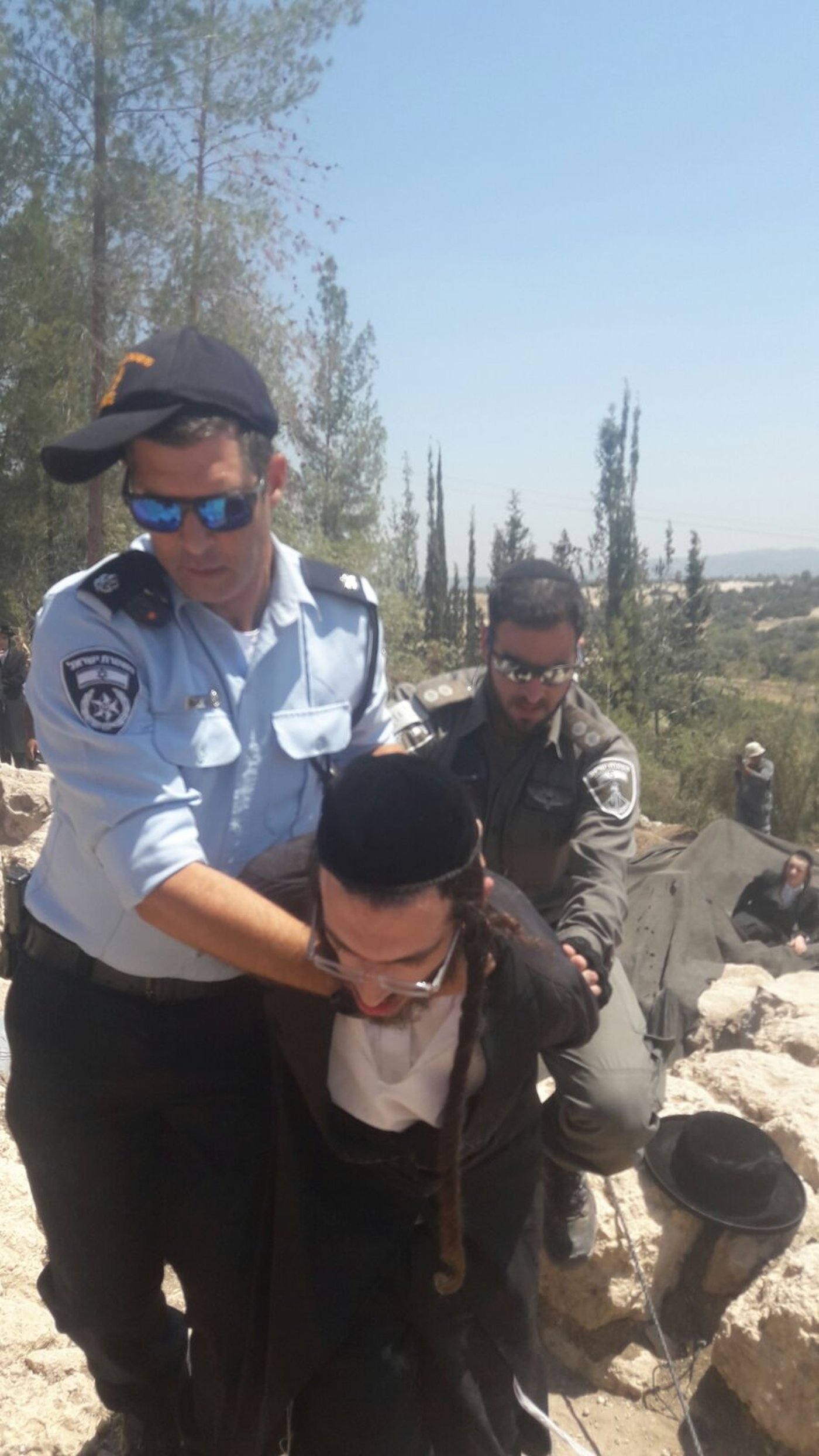 כביש 38: המפגינים החרדים השתלטו על שטח הקברים