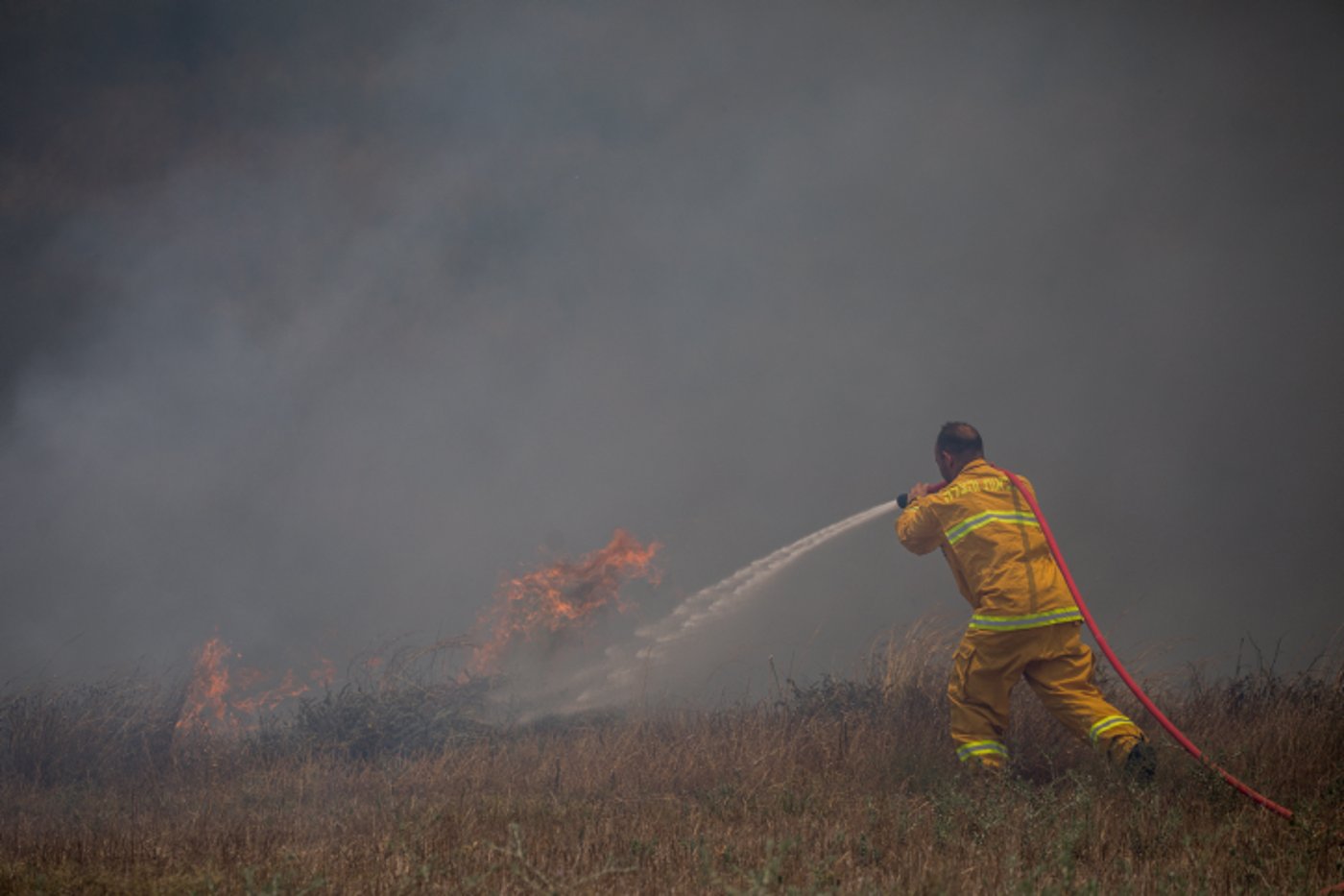 נאבקים באש: כך נראה טרור העפיפונים. צפו