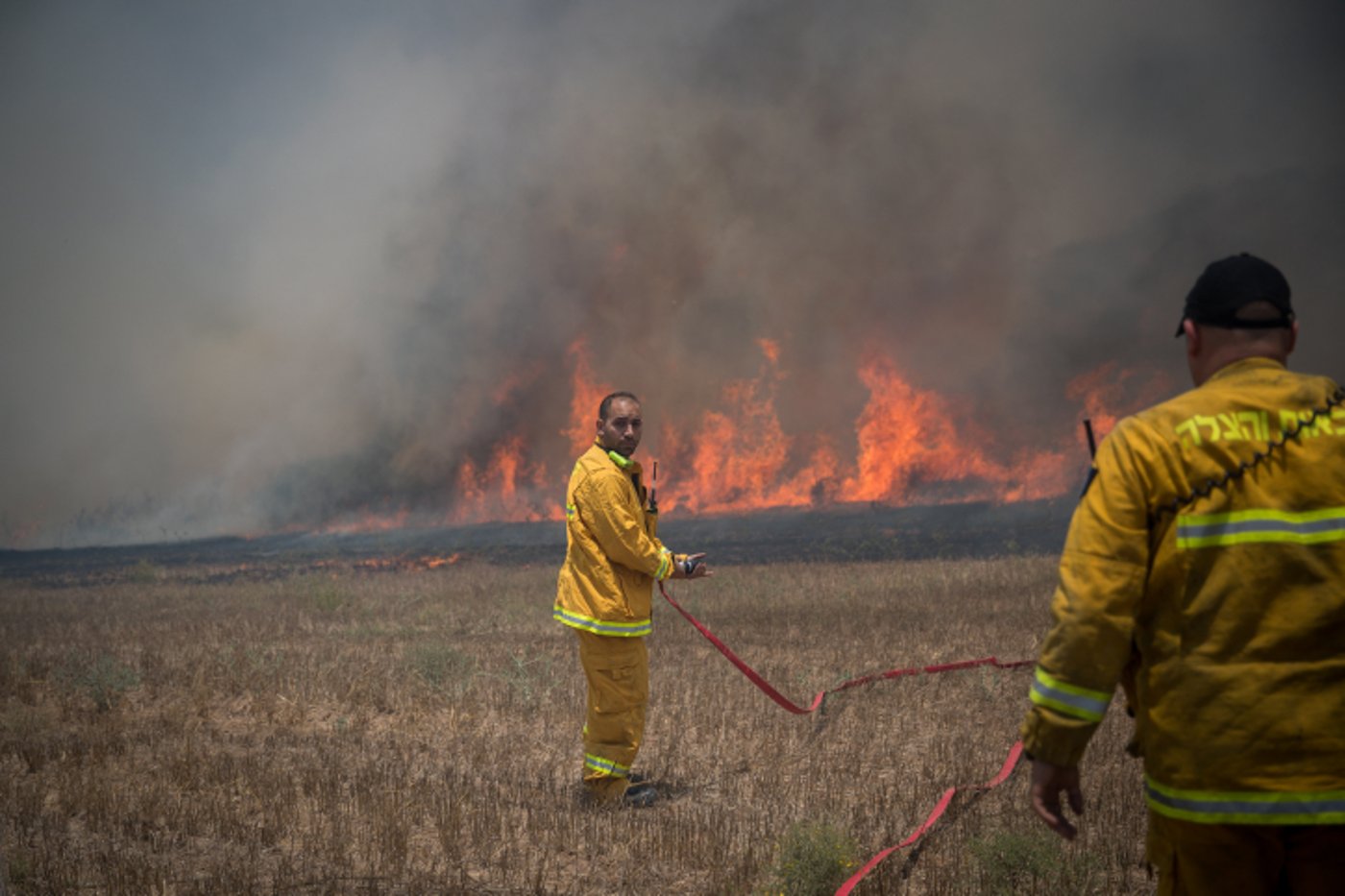 נאבקים באש: כך נראה טרור העפיפונים. צפו