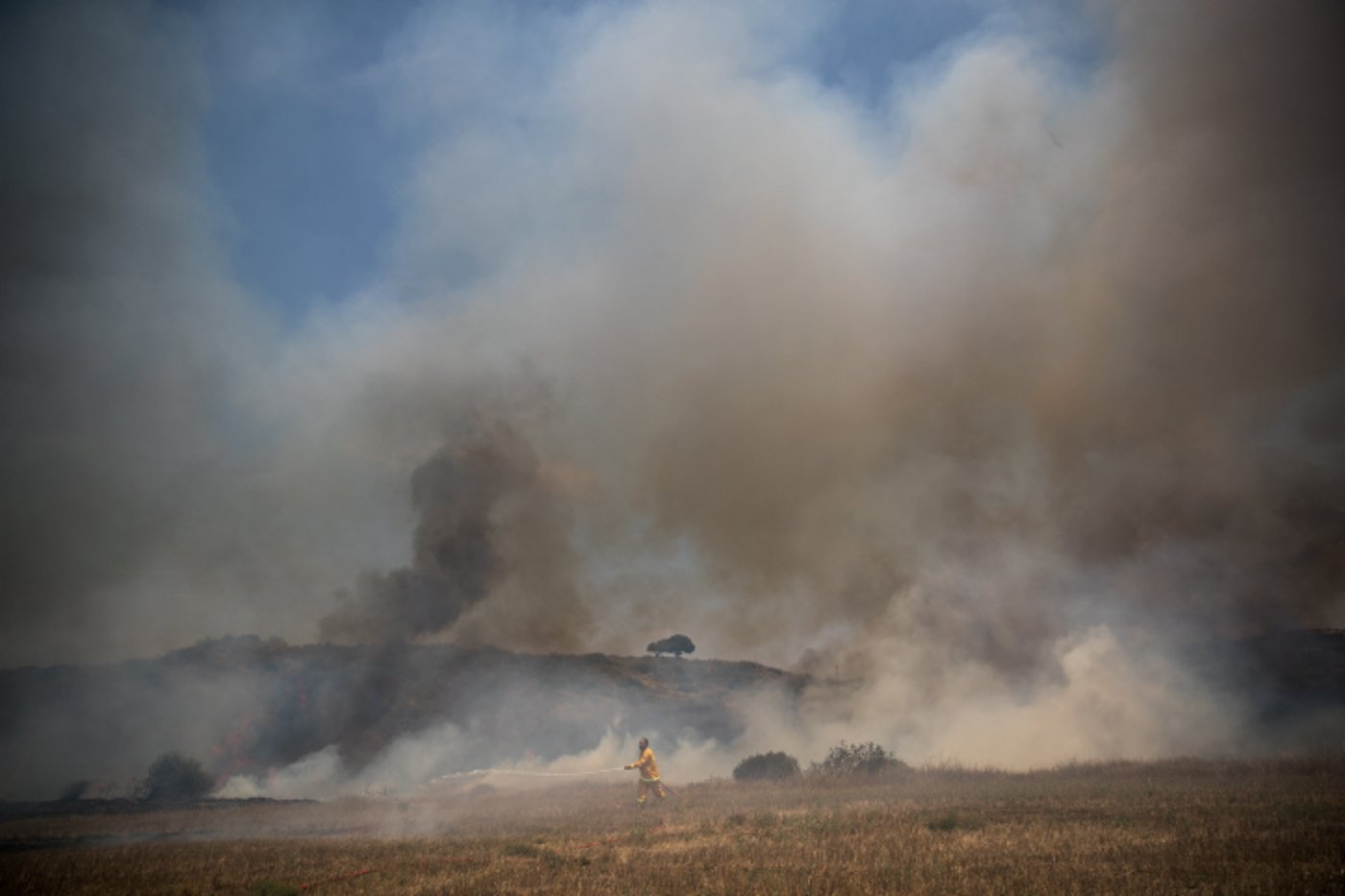 נאבקים באש: כך נראה טרור העפיפונים. צפו