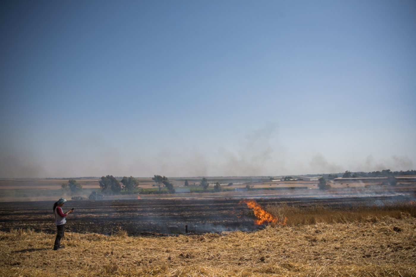 נאבקים באש: כך נראה טרור העפיפונים. צפו