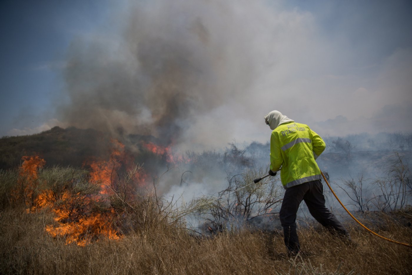 נאבקים באש: כך נראה טרור העפיפונים. צפו