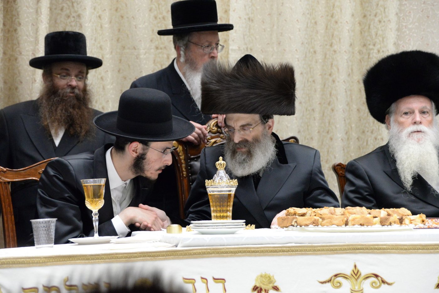 שמחת אירוסי בת האדמו"ר מסאדיגורא • צפו