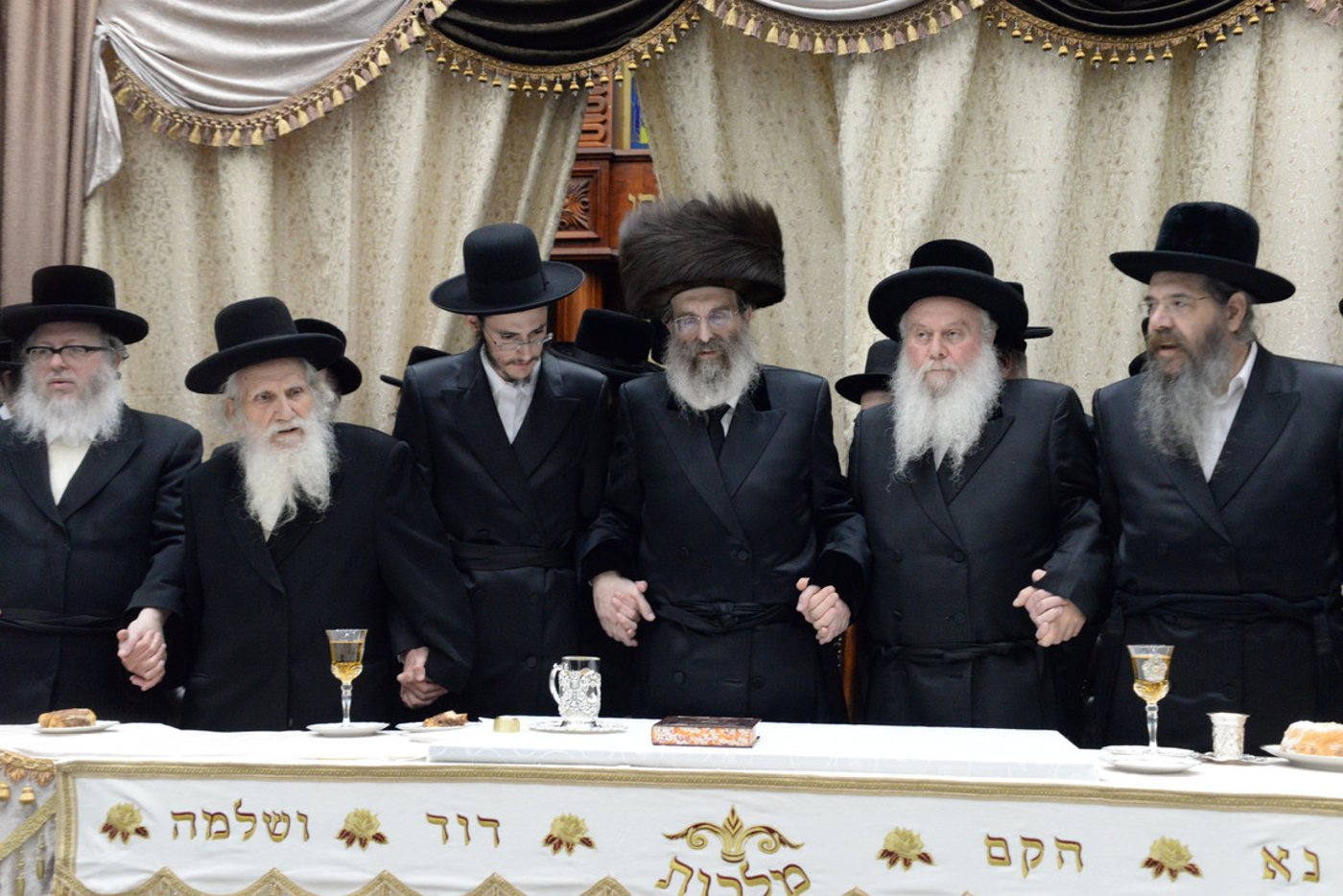 שמחת אירוסי בת האדמו"ר מסאדיגורא • צפו