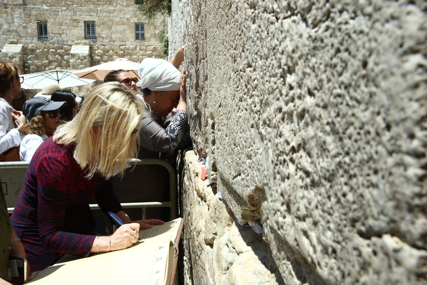 קירסטן נילסן ביקרה בכותל והודתה לאלוקים • צפו