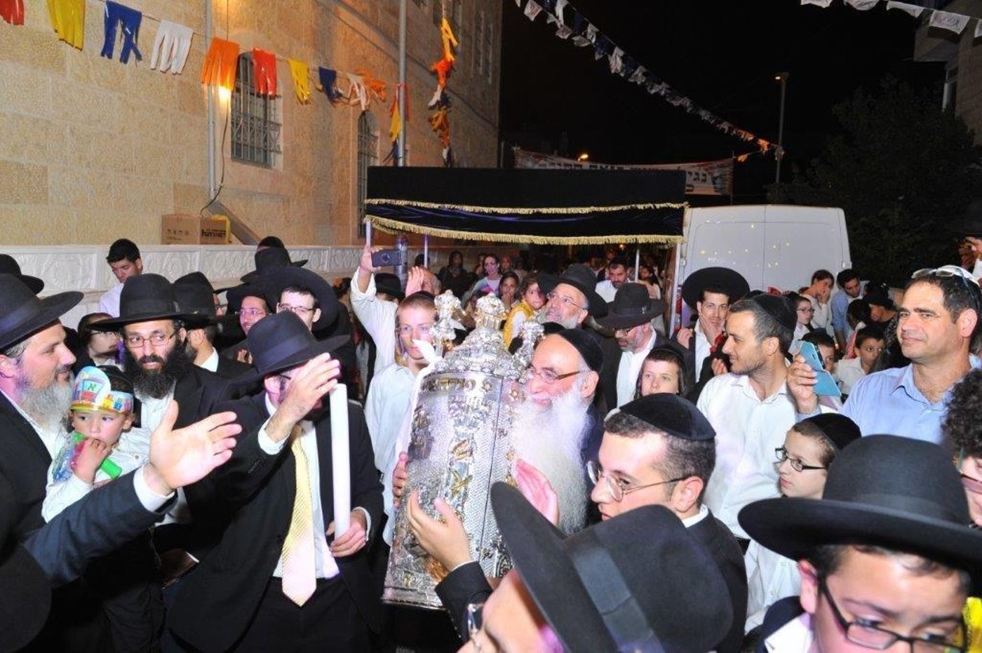 הכנסת ספר תורה לתלמוד תורה 'אור שרגא'