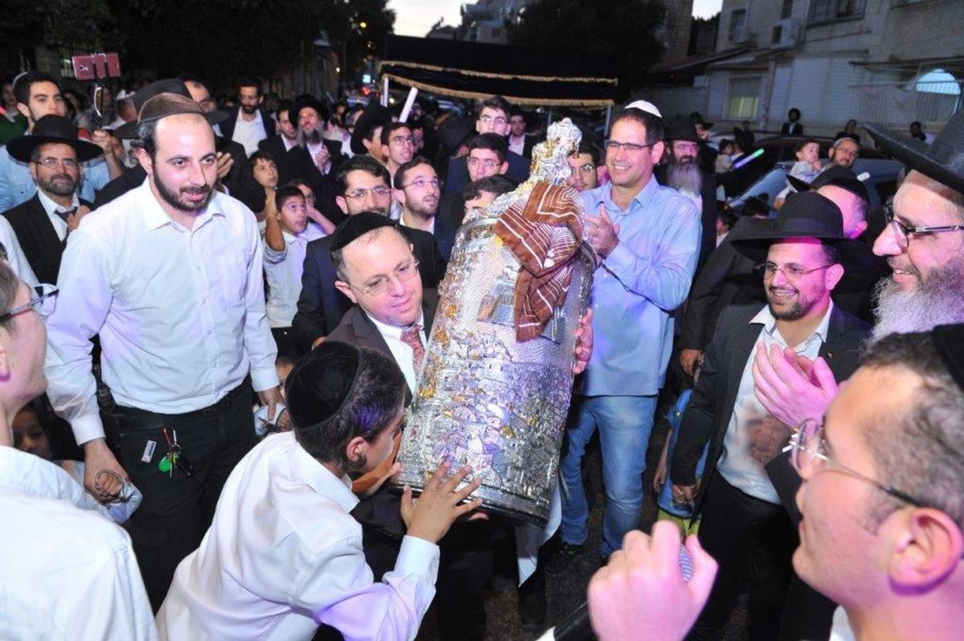 הכנסת ספר תורה לתלמוד תורה 'אור שרגא'