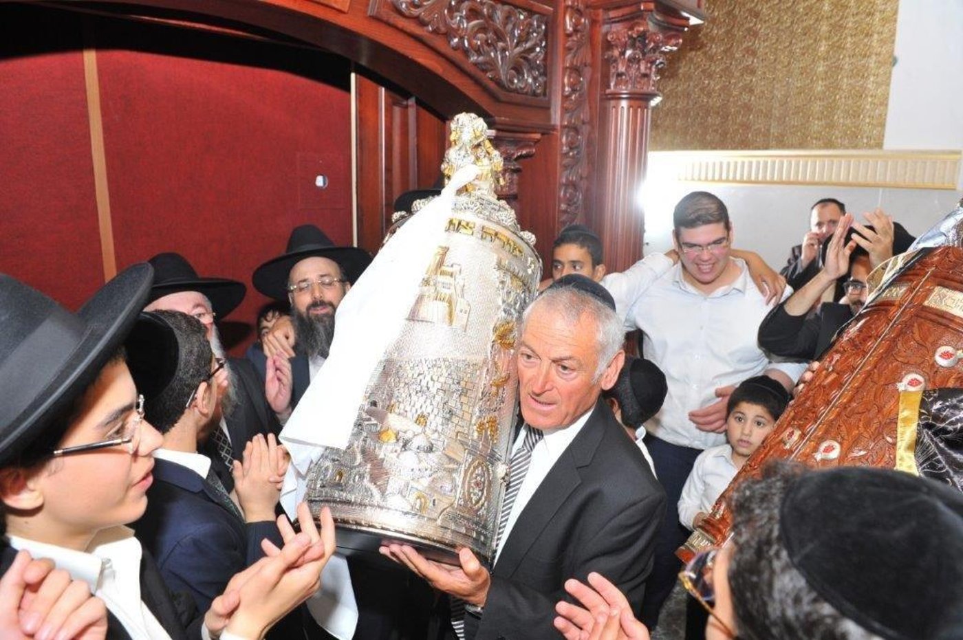 הכנסת ספר תורה לתלמוד תורה 'אור שרגא'