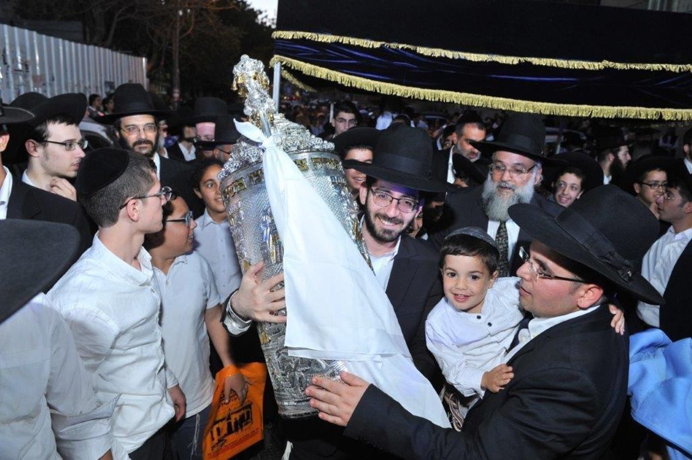 הכנסת ספר תורה לתלמוד תורה 'אור שרגא'