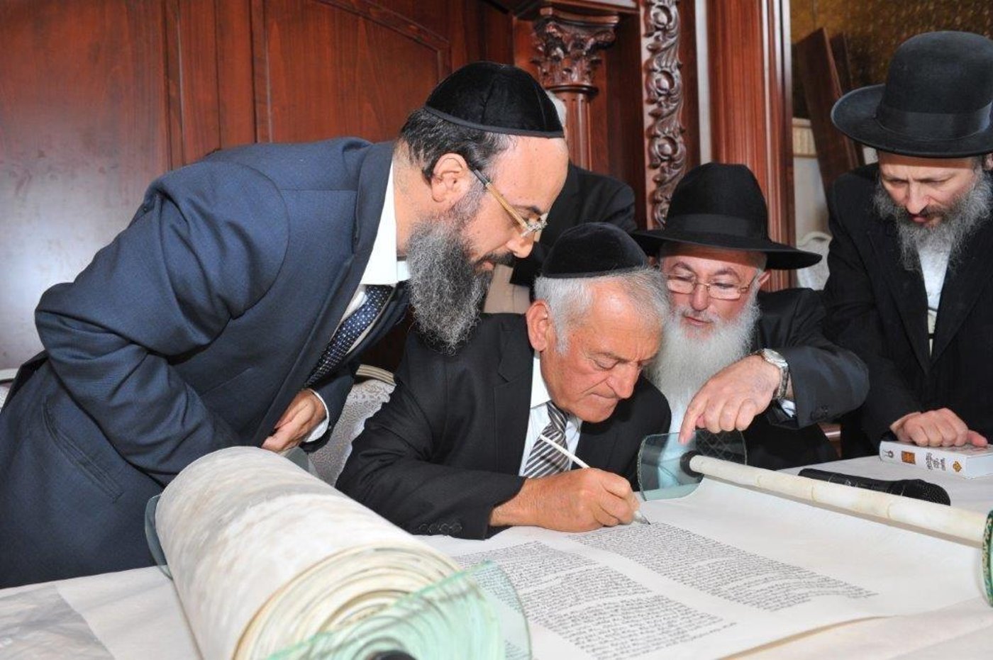 הכנסת ספר תורה לתלמוד תורה 'אור שרגא'