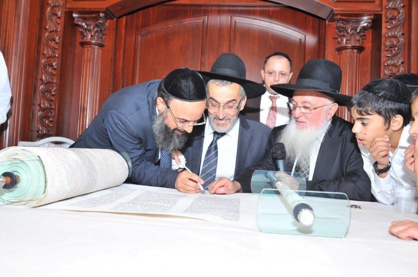 הכנסת ספר תורה לתלמוד תורה 'אור שרגא'