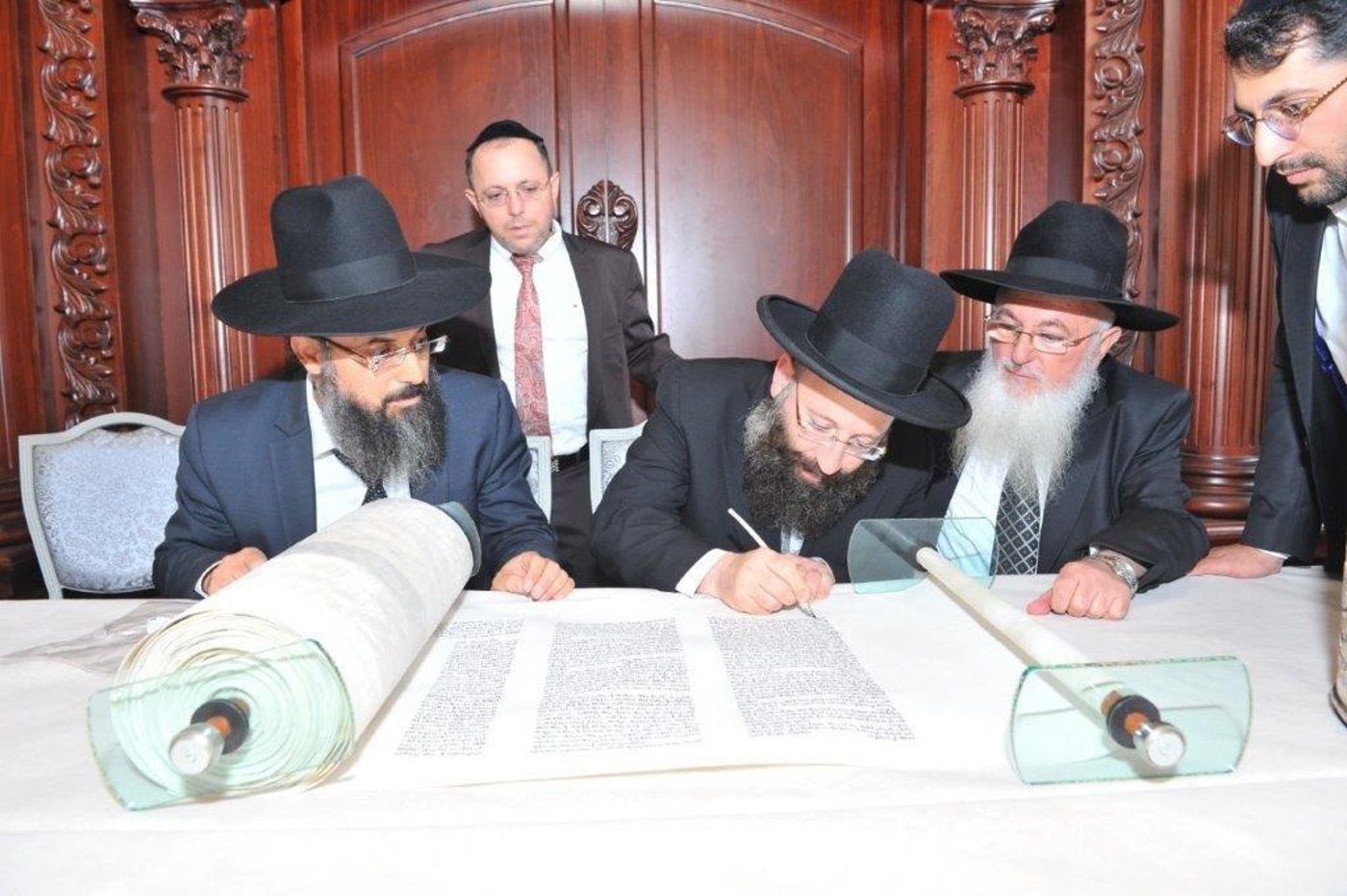 הכנסת ספר תורה לתלמוד תורה 'אור שרגא'