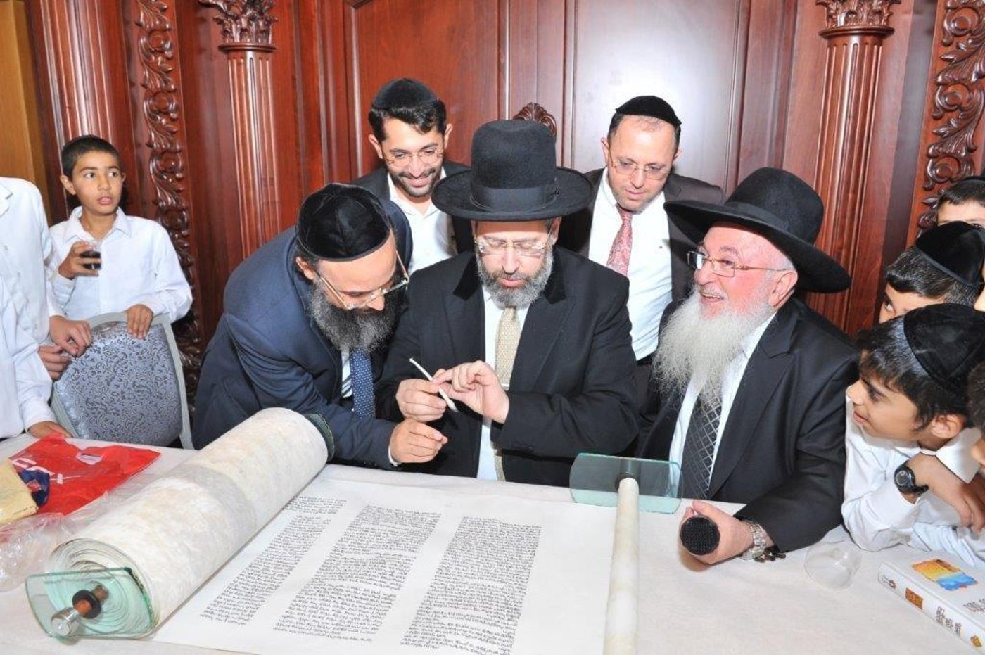 הכנסת ספר תורה לתלמוד תורה 'אור שרגא'