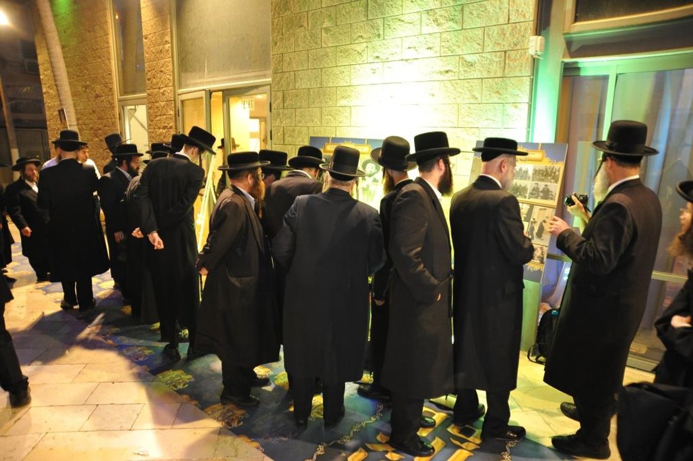 בקרעטשניף ירושלים חגגו שבעים • תיעוד