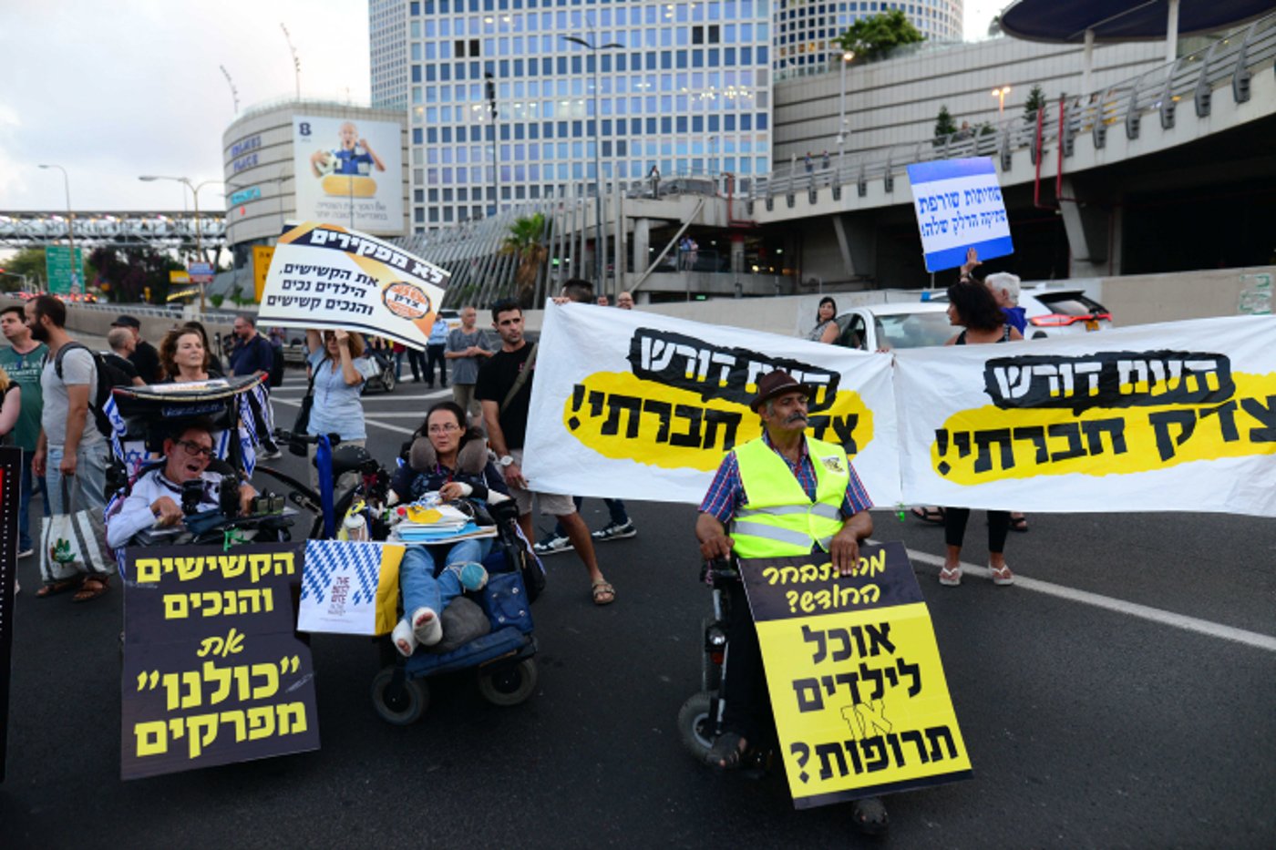מחאת הנכים, אילסטרציה
