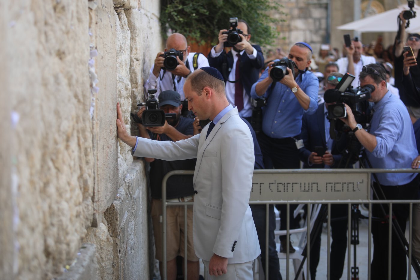 פתק התפילה של הנסיך נלקח מהכותל. צפו