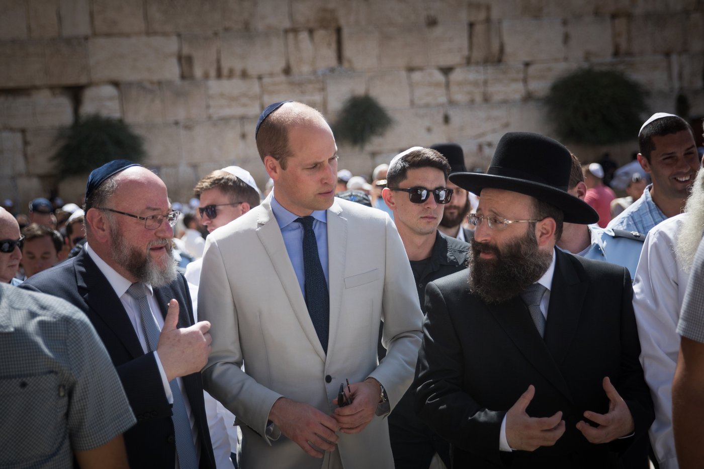 פתק התפילה של הנסיך נלקח מהכותל. צפו
