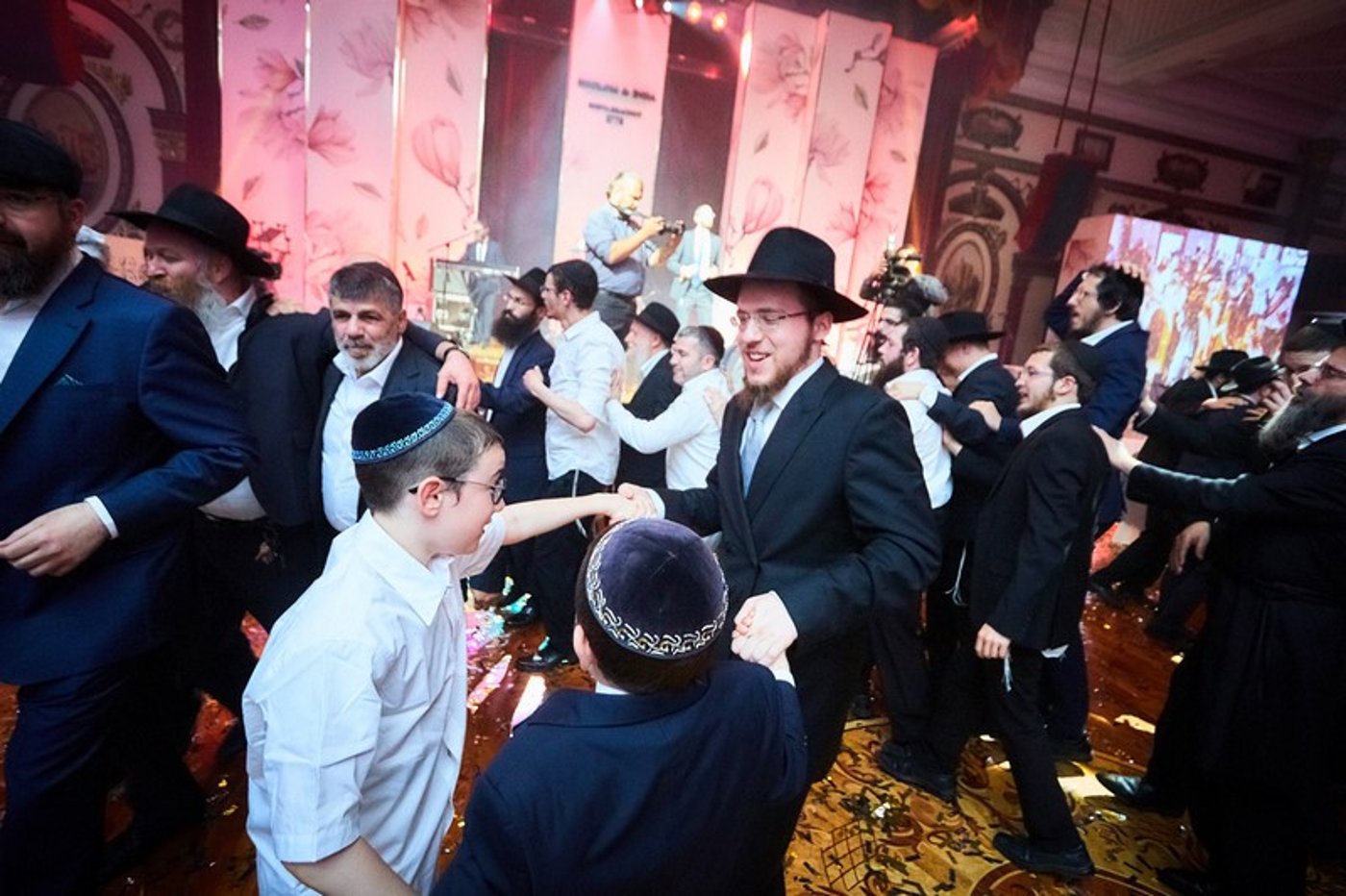 בשבע ברכות החלו בכתיבת ספר תורה • צפו