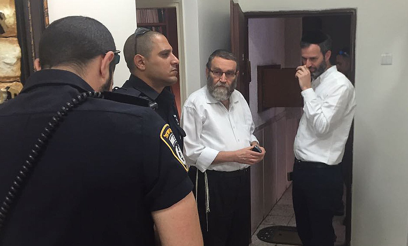 שוטרים בכניסה לבית גפני. ארכיון