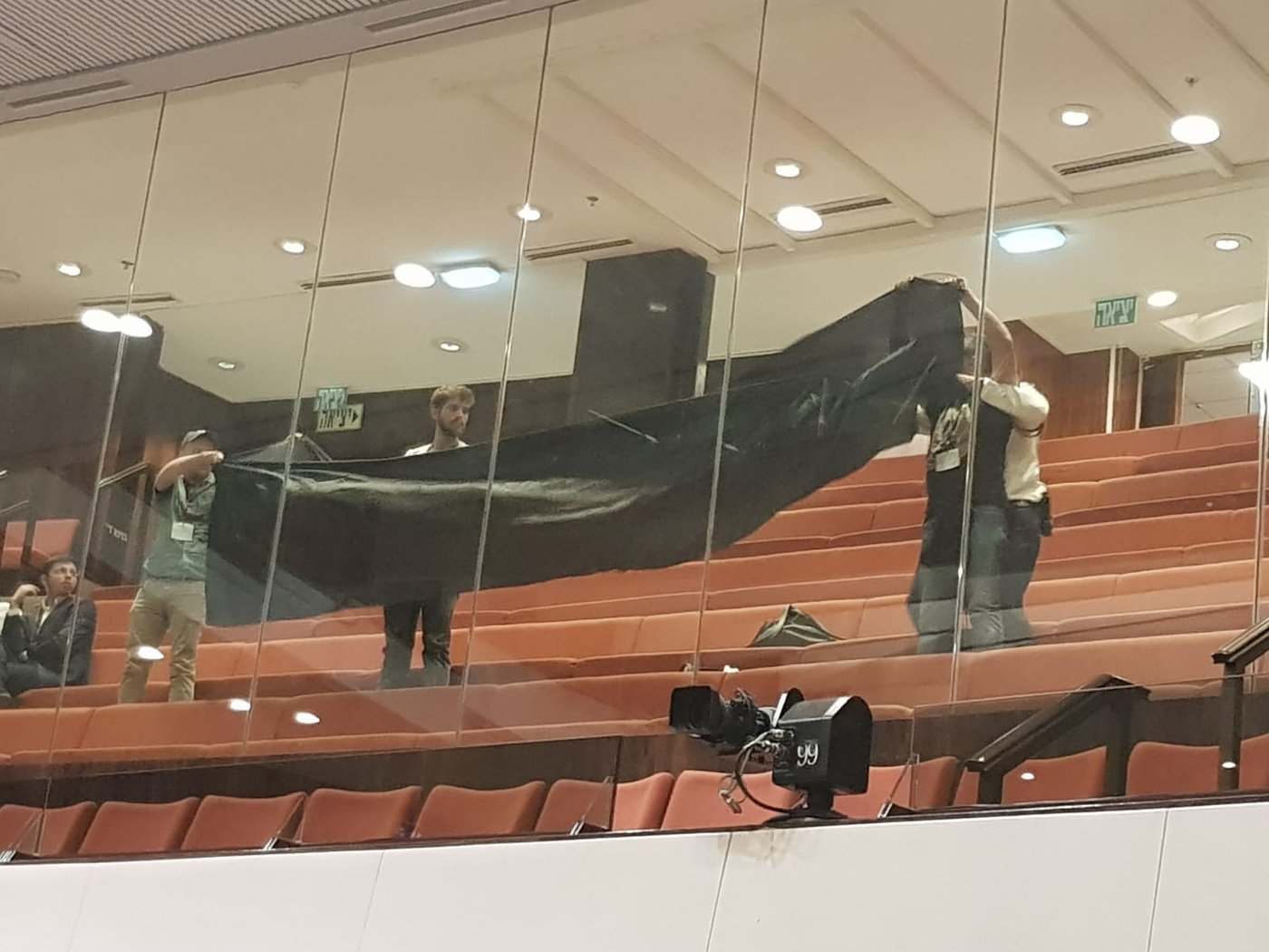 דגלים שחורים הונפו במליאת הכנסת • צפו