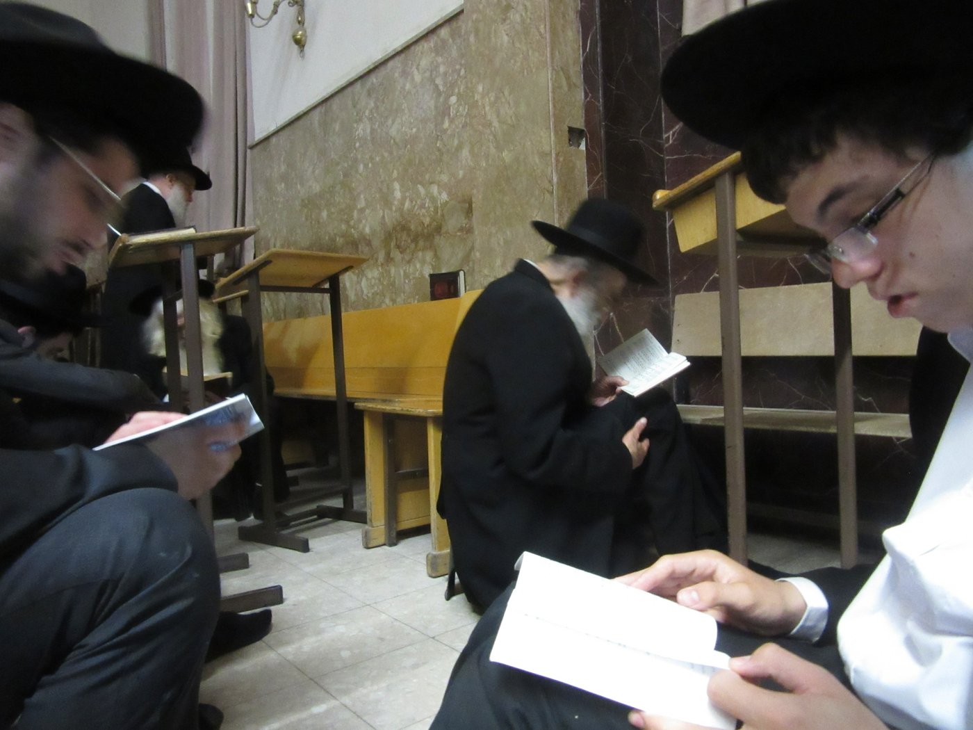 אמירת הקינות בהיכל ישיבת פוניבז' • תיעוד