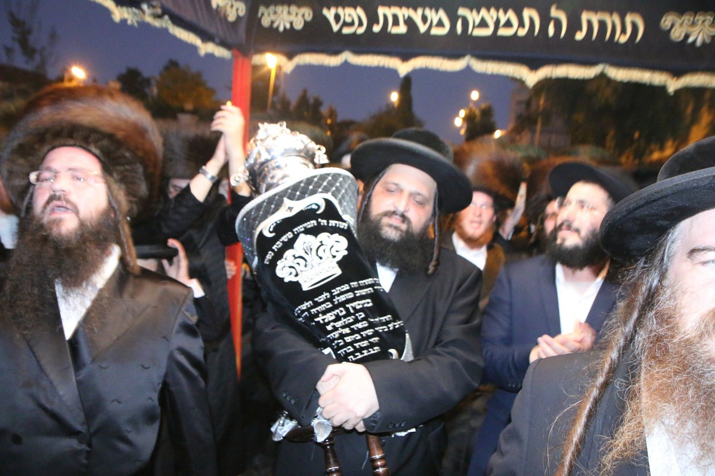 שמחת הכנסת ספר תורה בדושינסקיא • צפו