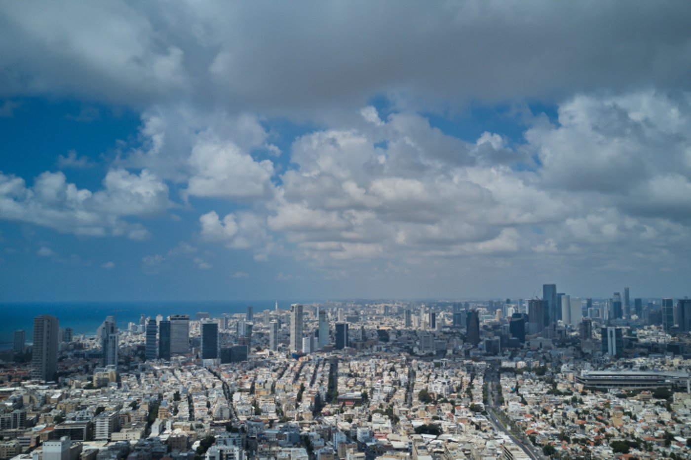שמי תל אביב מעוננים