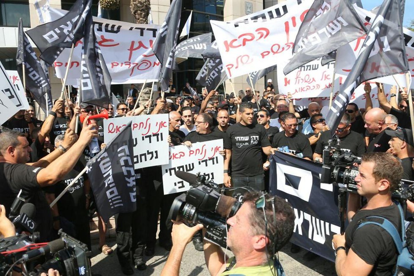הכבאים מחו כנגד הנציב וחסמו את הכביש