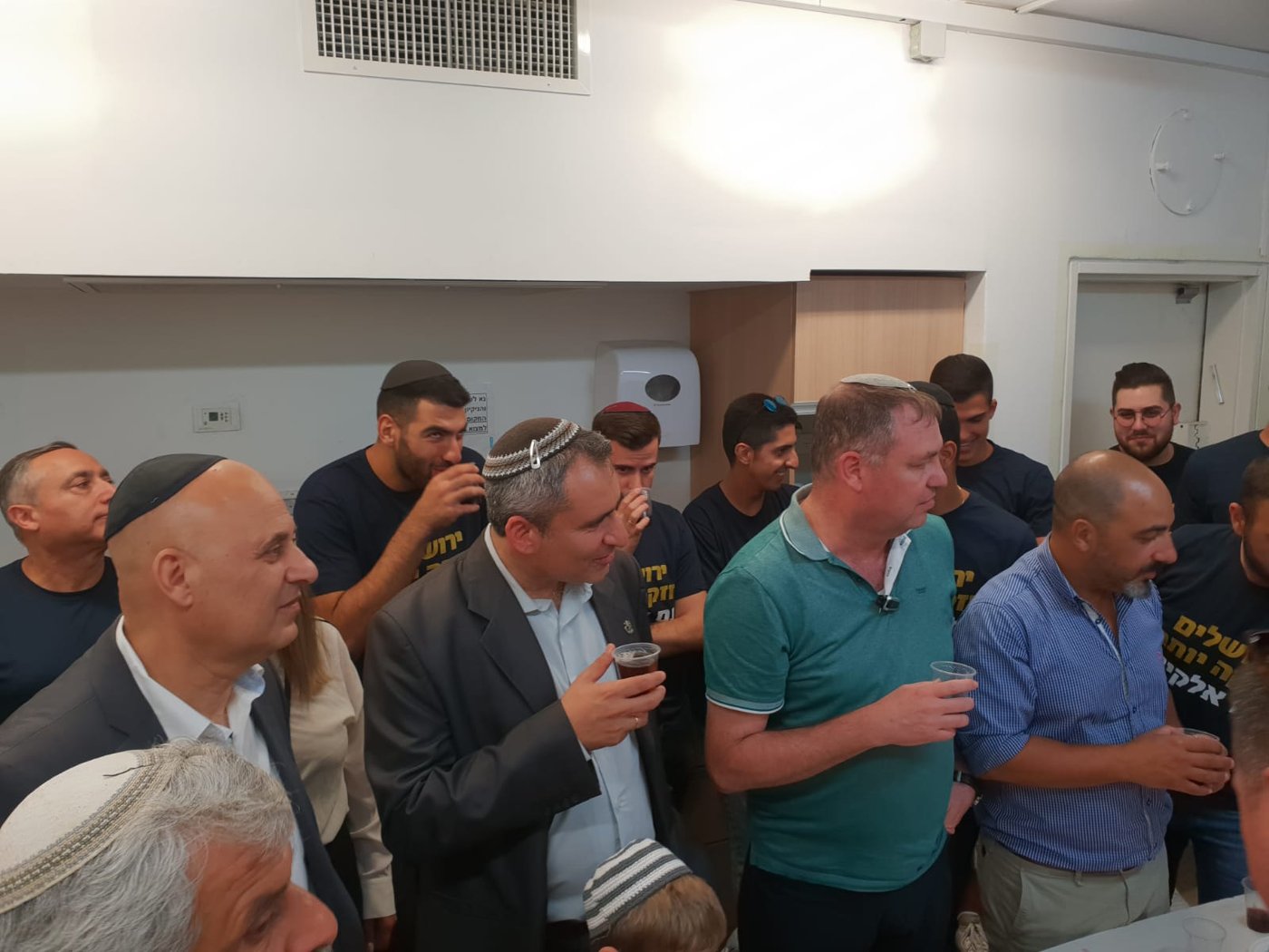 בהרמת הכוסית, הערב
