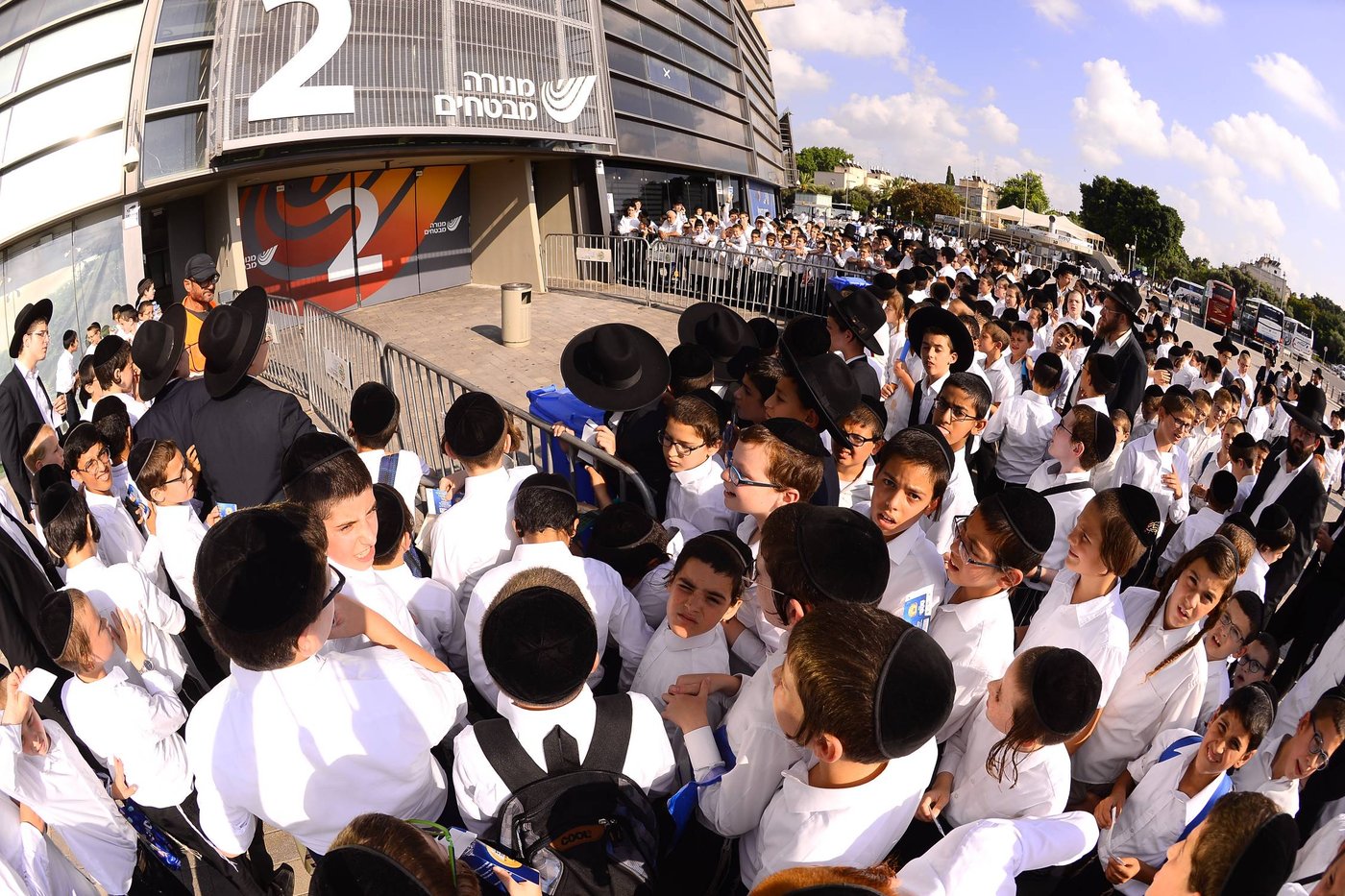 בהיכל מנורה: 12 אלף ילדים התכנסו עם מרן הגר"ח קנייבסקי • צפו