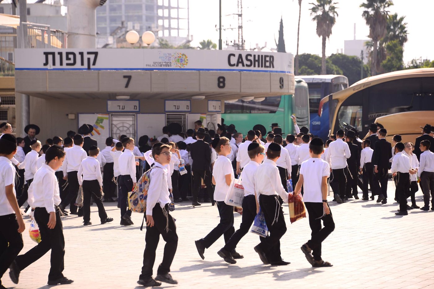 בהיכל מנורה: 12 אלף ילדים התכנסו עם מרן הגר"ח קנייבסקי • צפו