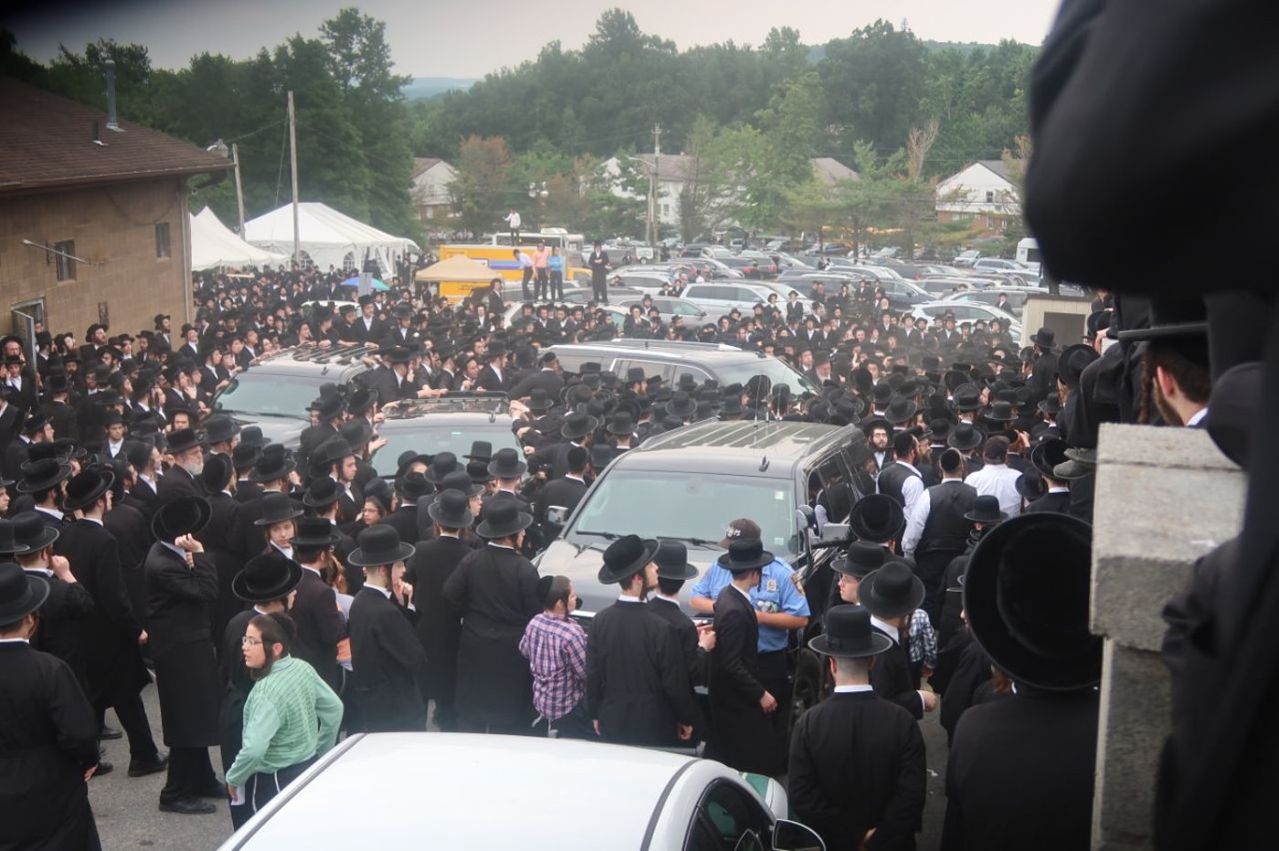 כך הצטופפו החסידים סביב האדמו"ר מהר"י מסאטמר • צפו