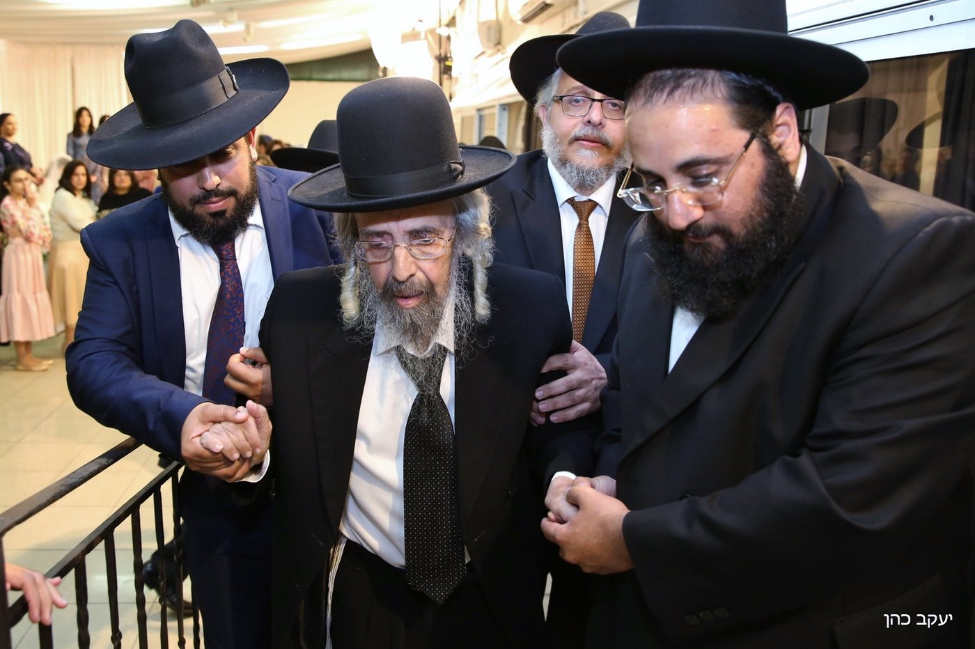 רבה של בני ברק הגר"ש קורח חיתן את נכדתו • גלריה