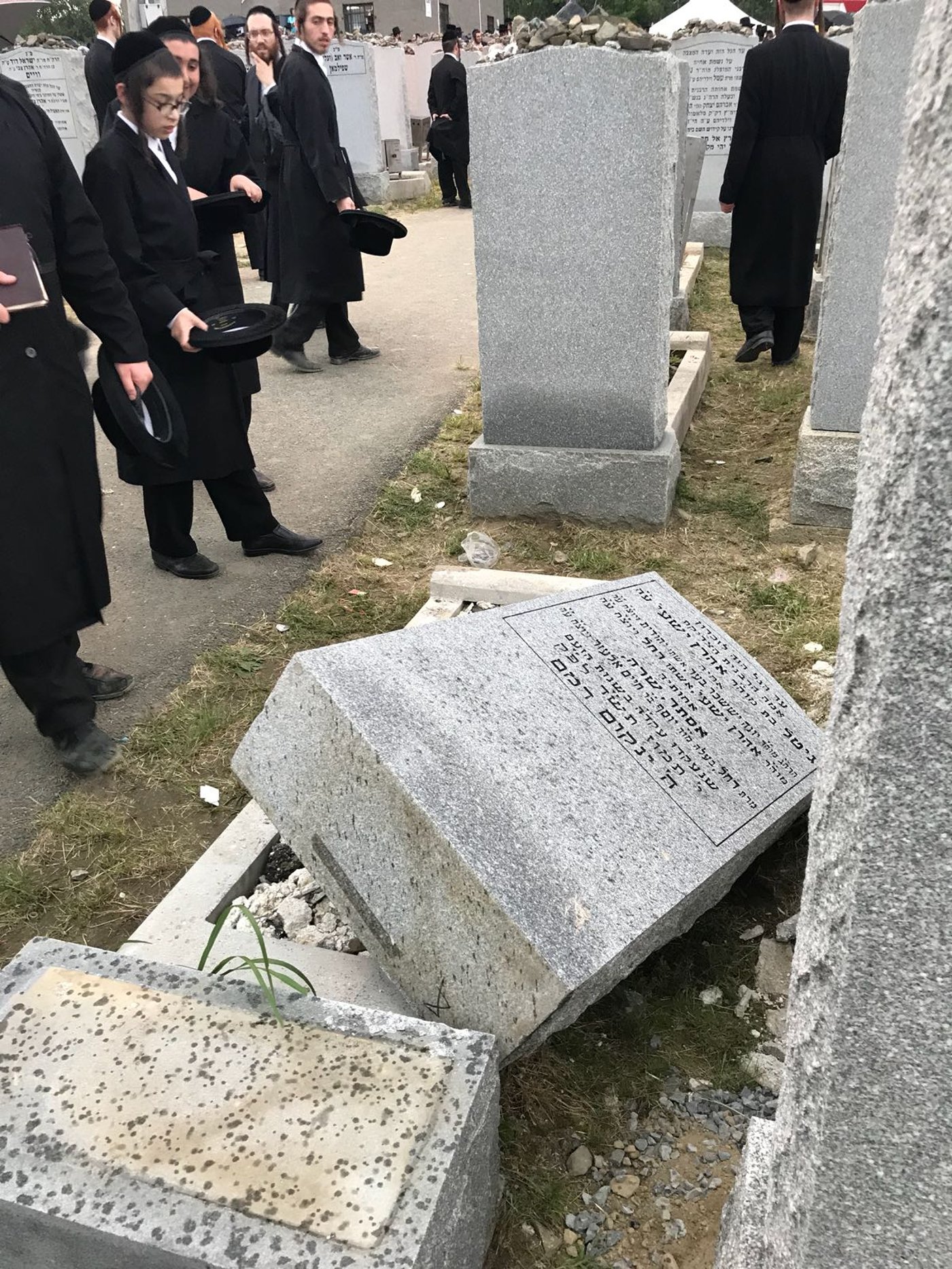 זעזוע בסאטמר: מי חילל את קברו של עורך "דער בלאט"?